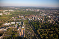 Emmy-Noether-Straße mit Technologiepark Karlsruhe und Kleingartenverein Hirtenweg e.V im Ortsteil Rintheim im Bundesland Baden-Württemberg, Deutschland