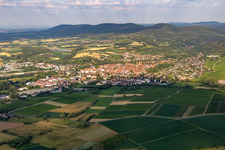 Luftbild von Ortsansicht der Straßen und Häuser der Wohngebiete in Wissembourg in Grand Est im Bundesland Bas-Rhin, Frankreich