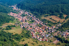 Dorf im Tal von Südwesten in Eußerthal im Bundesland Rheinland-Pfalz, Deutschland