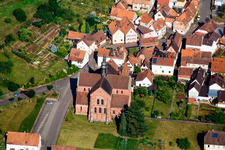 Kirchengebäude der der Klosterkirche Eußertal im Dorfkern in Eußerthal im Bundesland Rheinland-Pfalz, Deutschland