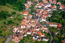 Kirchengebäude im Dorfkern in Eußerthal im Bundesland Rheinland-Pfalz, Deutschland