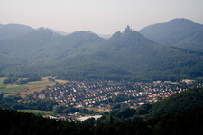 Panorama vom Ortsbereich und der Umgebung in Annweiler am Trifels im Bundesland Rheinland-Pfalz, Deutschland