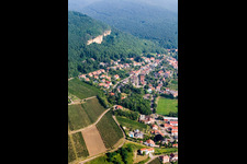 Schrägluftbild von Winzerort am Haardtrand von Süden in Frankweiler im Bundesland Rheinland-Pfalz, Deutschland