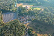 Petersbächel PV-Anlage in Waldlichtung in Fischbach bei Dahn im Bundesland Rheinland-Pfalz, Deutschland