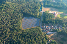 Luftbild von Petersbächel PV-Anlage in Waldlichtung in Fischbach bei Dahn im Bundesland Rheinland-Pfalz, Deutschland