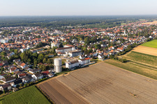 Wrapped water-tower vor dem Asklepius Krankenhaus in Kandel im Bundesland Rheinland-Pfalz, Deutschland