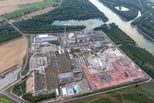 Bauplatz des Gleichstromkonverters auf dem Geländes des stillgelegten KKW Kernkraftwerk EnBW Kernkraft GmbH, Kernkraftwerk Philippsburg und Trümmer der beiden Kühltürme in Philippsburg im Bundesland Baden-Württemberg, Deutschland