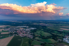 Regen jenseits des Rheins in Rohrbach im Bundesland Rheinland-Pfalz, Deutschland