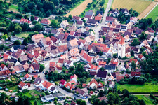 Luftaufnahme von Ortsansicht der Straßen und Häuser der Wohngebiete im Ortsteil Mönchberg in Herrenberg im Bundesland Baden-Württemberg, Deutschland