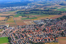 Luftbild von Neubaugebiet "Mitten im Feld" und Odenwaldstr in Heddesheim im Bundesland Baden-Württemberg, Deutschland