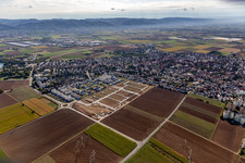 Ortsansicht der Straßen und Häuser der Wohngebiete vor den Berghängen des Odenwalds in der Tallandschaft der Rheinebene in Heddesheim im Bundesland Baden-Württemberg, Deutschland