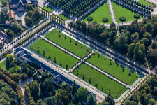 Gebäudekomplex Orangerie und rechteckiger von Wasser umflossener Park im Schloßpark von Schloß Schwetzingen in Schwetzingen im Bundesland Baden-Württemberg, Deutschland