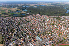 Ortschaft an den Fluss- Uferbereichen des Altrheins und der Ketscher Rheininsel in Ketsch im Bundesland Baden-Württemberg, Deutschland