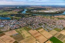Ortschaft an den Fluss- Uferbereichen des Rhein in Altlußheim im Bundesland Baden-Württemberg, Deutschland