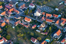 Grabreihen auf dem Gelände des Friedhofes an der katholischen Kirche in Schoenenbourg in Grand Est in Schœnenbourg im Bundesland Bas-Rhin, Frankreich