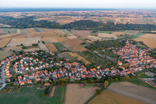 Hunspach im Bundesland Bas-Rhin, Frankreich von der Drohne aus gesehen