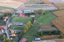 Terrain de Foot in Hunspach im Bundesland Bas-Rhin, Frankreich