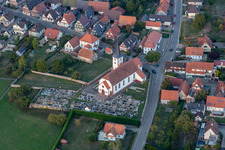 Grabreihen auf dem Gelände des Friedhofes an der katholischen Kirche Saint-Martin in Seebach in Grand Est im Bundesland Bas-Rhin, Frankreich