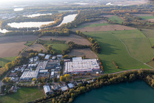 Luftbild von Gebäude und Produktionshallen auf dem Werksgelände der Coca-Cola European Partners Deutschland GmbH in Neureut in Karlsruhe im Bundesland Baden-Württemberg