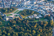 Karlsruher Schloss und Bundesverfasssungsgericht im Ortsteil Innenstadt-West im Bundesland Baden-Württemberg, Deutschland