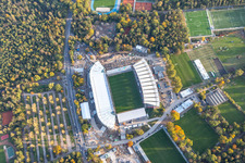 Erweiterungs- und Umbau- Baustelle am Sportstätten-Gelände des Stadion "Wildparkstadion" des KSC in Karlsruhe im Ortsteil Innenstadt-Ost im Bundesland Baden-Württemberg, Deutschland vom Flugzeug aus