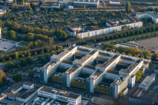 Bürogebäude des Verwaltungs- und Geschäftshauses der ENBW Zentrale an der Durlacher Allee im Ortsteil Oststadt in Karlsruhe im Bundesland Baden-Württemberg, Deutschland