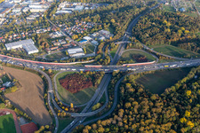 Streckenführung und Fahrspuren im Verlauf der Autobahn- Abfahrt und Zufahrt Karlsruhe Mitte der BAB A5 im Ortsteil Durlach in Karlsruhe im Bundesland Baden-Württemberg, Deutschland