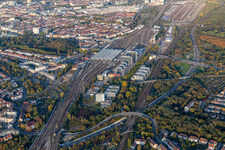 Gleisverlauf und Gebäude des Hauptbahnhofes der Deutschen Bahn im Ortsteil Südweststadt in Karlsruhe im Bundesland Baden-Württemberg, Deutschland