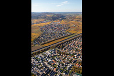 Luftbild von Ortsansicht der Straßen und Häuser der Wohngebiete entlang des Verlaufes der Autobahn BAB A6 in Sausenheim in Grünstadt im Bundesland Rheinland-Pfalz, Deutschland