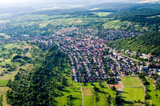 Ortsansicht der Straßen und Häuser der Wohngebiete in Keltern im Ortsteil Dietlingen im Bundesland Baden-Württemberg, Deutschland
