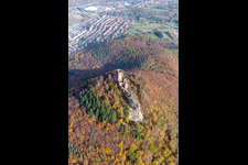 Herbstluftbild der Burganlage der Burg Trifels in Annweiler am Trifels im Bundesland Rheinland-Pfalz, Deutschland