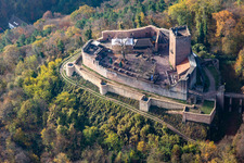 Herbstluftbild der Ruine und Mauerreste der ehemaligen Burganlage Burg Landeck in Klingenmünster im Bundesland Rheinland-Pfalz, Deutschland
