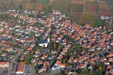 Kirchengebäude im Dorfkern im Ortsteil Schweigen in Schweigen-Rechtenbach im Bundesland Rheinland-Pfalz, Deutschland