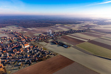 Luftbild von Längstes Dorf des Elsaß in Schleithal in Grand Est im Bundesland Bas-Rhin, Frankreich