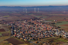 Ortsansicht der Straßen und Häuser der Wohngebiete vor dem Windpark Freckenfeld in Minfeld im Bundesland Rheinland-Pfalz, Deutschland