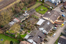 Im Rosengarten in Winden im Bundesland Rheinland-Pfalz, Deutschland von einer Drohne aus