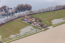 Gehöft und Bauernhof- Nebengebäude Hofgut Maxau Landgasthaus / Hofladen bei Rhein-Hochwasser in Maxau im Ortsteil Knielingen in Karlsruhe im Bundesland Baden-Württemberg, Deutschland