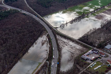 Luftaufnahme von Waldgebiet Bienwald mit Land unter am Otterbach mit überschwemmten Wiesen an der A65 in Kandel im Bundesland Rheinland-Pfalz, Deutschland