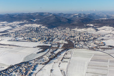 Winterluftbild im Schnee in Bad Bergzabern im Bundesland Rheinland-Pfalz, Deutschland