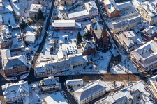 Winterlich schneebedeckte Kirchengebäude der St. Martin Kirche am Ludwigsplatz in Bad Bergzabern im Bundesland Rheinland-Pfalz, Deutschland
