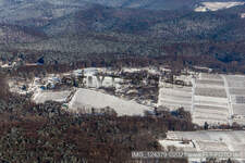 Winterluftbild im Schnee von Gartengrundstücken am Wald in Dörrenbach im Bundesland Rheinland-Pfalz, Deutschland
