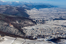 Winterlich schneebedeckte Stadtansicht des Innenstadtbereiches in Klingenmünster im Bundesland Rheinland-Pfalz, Deutschland