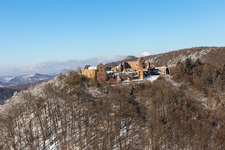 Winterluftbild im Schnee der Madenburg in Eschbach im Bundesland Rheinland-Pfalz, Deutschland