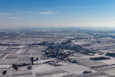Winterluftbild im Schnee in Göcklingen im Bundesland Rheinland-Pfalz, Deutschland