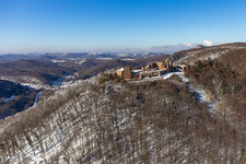 Winterluftbild im Schnee der Madenburg in Eschbach im Bundesland Rheinland-Pfalz, Deutschland