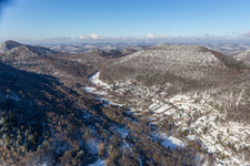 Winterluftbild im Schnee des Birnbachtal in Leinsweiler im Bundesland Rheinland-Pfalz, Deutschland