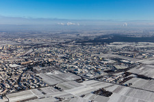 Winterluftbild im Schnee in Neustadt an der Weinstraße im Bundesland Rheinland-Pfalz, Deutschland