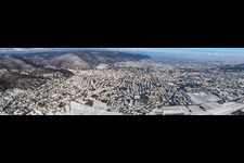 Panorama Winterluftbild im Schnee in Neustadt an der Weinstraße im Bundesland Rheinland-Pfalz, Deutschland