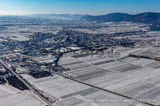 Winterluftbild im Schnee in Edenkoben im Bundesland Rheinland-Pfalz, Deutschland