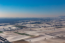 Winterlich schneebedeckte Windpark der EnBW - Windenergieanlage mit 6 Windrädern auf einem Feld in Freckenfeld im Bundesland Rheinland-Pfalz, Deutschland